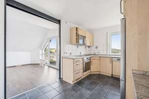 Wohnen mit Atmosphäre und Weitblick am Giersberg: 4ZKB mit EBK, Dachterrasse, Stellplatz und Garten – Edith-Langner-Straße 73, 57072 Siegen, Siegen – Vorschaubild 8