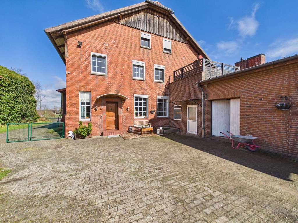 Immobilie in Uelzen - Platzwunder! Großes Einfamilienhaus mit Einliegerwohnung in Uelzen-Hanstedt - Bild 0