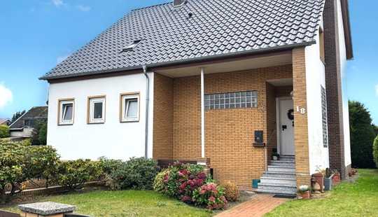 Bild von Großer Garten, gute Lage, viel Potential! Einfamilienhaus mit Garage!