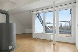 Wohnen über den Dächern – 1996 ausgebaute Dachgeschosswohnung mit Kamin, Loggia und Weitblick – Die vollständige Adresse der Immobilie erhältst du vom Anbieter., 90441 Hohe Marter, Nürnberg – Vorschaubild 1