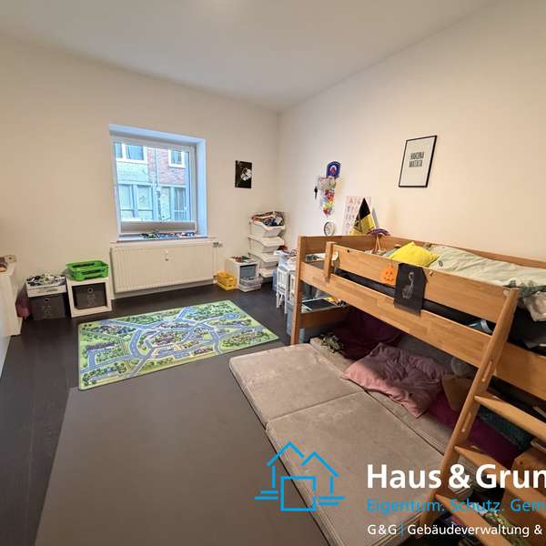 *** Moderne 4-Zimmer-Wohnung mit Stellplatz & zwei Bädern ***