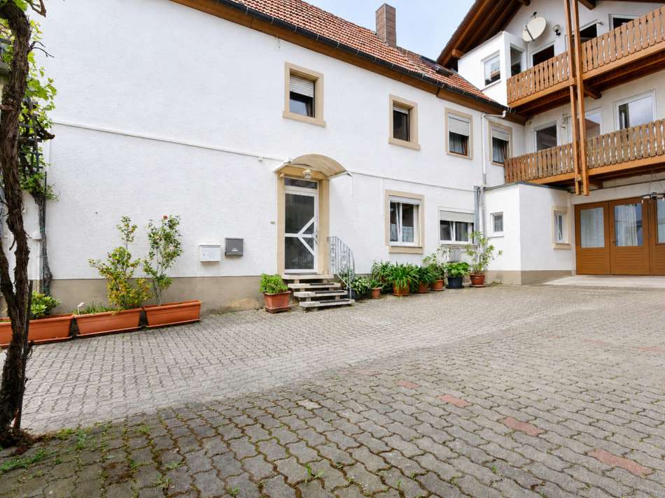 Außenansicht vom Parkplatz