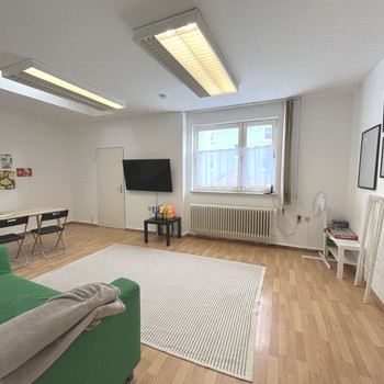 8-Zimmer-Wohnung mit 3 Bädern und ca. 200 m² im 1. OG