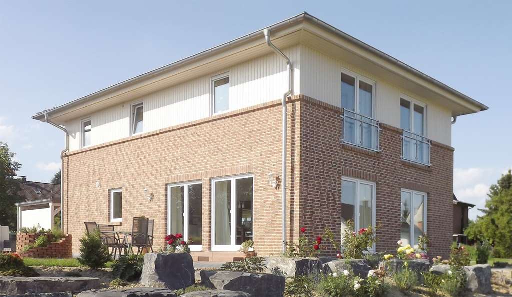 Immobilie in Adenau - Maximale Fläche, massive Qualität: 2-geschossige Stadtvilla mit Walmdach und Grundstück. - Bild 0