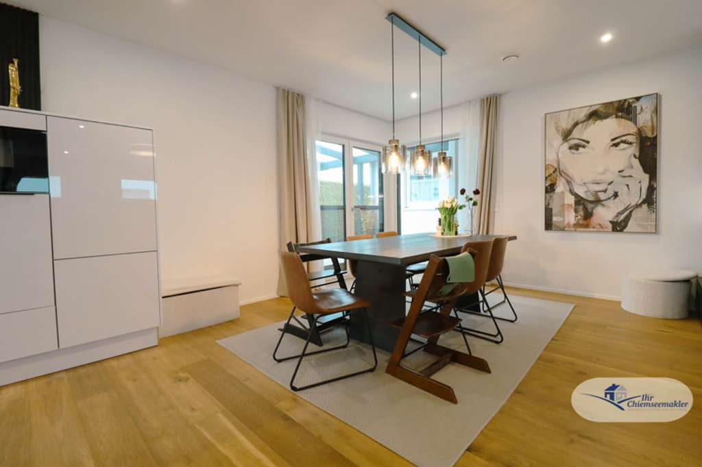 Immobilie in Bernau am Chiemsee - Modernes Einfamilienhaus mit sonniger Dachterrasse – stilvolles Wohnen im Herzen von Bernau am Chiem - Bild 2