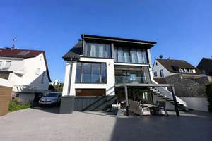 Luxuriös: kernsaniertes Einfamilienhaus mit atemberaubendem Ausblick, Indoorpool, Sauna und Garage
