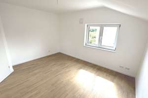 ERSTBEZUG! Sonnige und großzügige 3-Zimmer-Dachgeschoss-Wohnung mit Balkon und moderner Einbauküche! – Lavendelweg 8, 85551 Kirchheim bei München – Vorschaubild 10