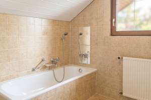 Lichtdurchflutete 2‑Zimmer‑Dachgeschosswohnung mit Balkon & Stellplatz in stadtnaher Lage – Schönbergweg 10, 72766 Sondelfingen, Reutlingen – Vorschaubild 6