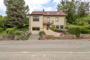Platz für alle: Freistehendes Familiendomizil mit Balkon, Terrasse und Garten