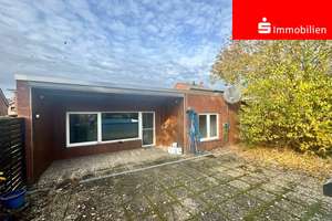 Bungalow mit PKW-Stellplatz und neuer PV-Anlage zur eigenen Stromversorgung – Die vollständige Adresse der Immobilie erhältst du vom Anbieter., 25524 Itzehoe – Vorschaubild 1