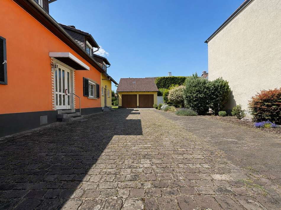 Innenhof und Doppelgarage