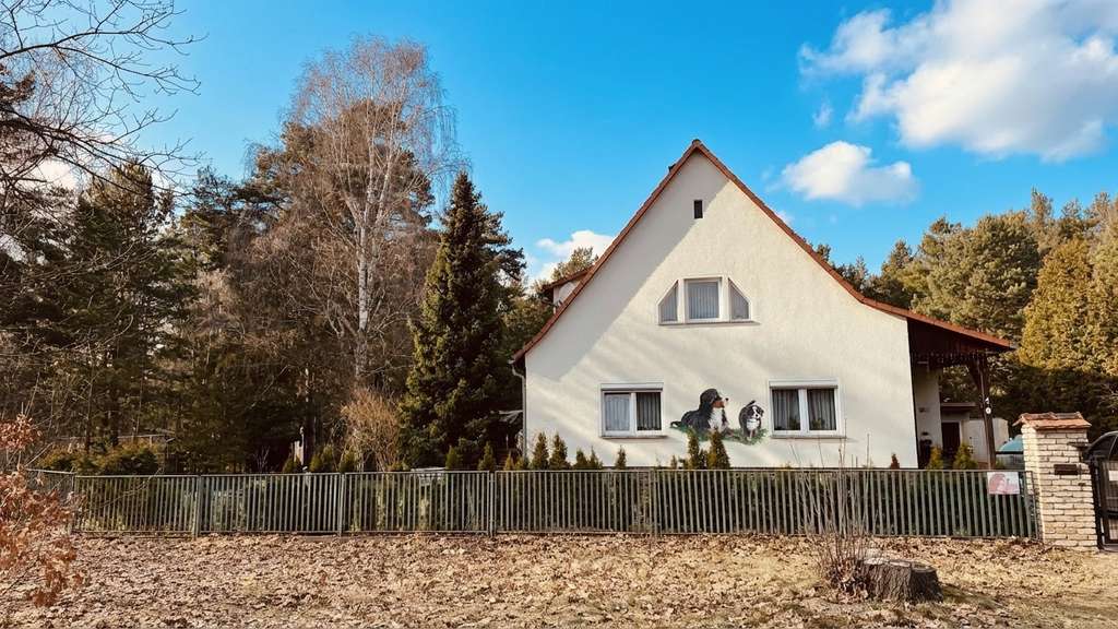 Immobilie in Borkheide - Gepflegtes Einfamilienhaus mit Nebengelass und Garage am Wald in Borkheide - Bild 1
