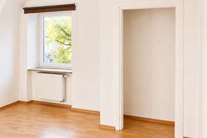 **SENKELBACH** Helle und gepflegte 4 ZKB- Wohnung im stilvollem Gebäude Nähe Arbeitsamt – Wertachstraße 19, 86153 Rechts der Wertach, Augsburg – Vorschaubild 3