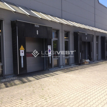 Hallenfläche mit großem Büro nahe der A94