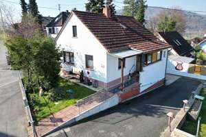 Charmantes Einfamilienhaus mit Dachterrasse, Garage und Garten - provisionsfrei für Käufer – Die vollständige Adresse der Immobilie erhältst du vom Anbieter., 97737 Gemünden am Main – Vorschaubild 1