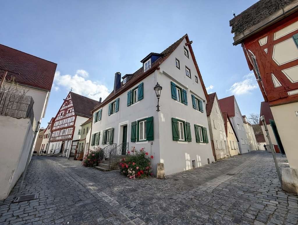 Immobilie in Nördlingen - Denkmalgeschütztes sanierungsbedürftiges EFH in der Altstadt Nördlingen - Bild 1