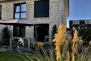 Stilvoll & Modern: Exklusive Doppelhaushälfte in Bestlage von Bad Bramstedt mit unverbaubarem Blick – An der Osterau 22b, 24576 Segeberg (Kreis) – Vorschaubild 2