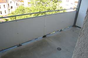 Große 2-Zimmer mit Laminat, Wannenbad, Stellplatz und Balkon in ruhiger Lage! EBK mgl.