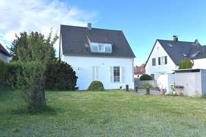 Freistehendes EFH mit sonnigem Garten in attraktiver Lage, renoviert, sofort beziehbar – Die vollständige Adresse der Immobilie erhältst du vom Anbieter., 70499 Weilimdorf (Ortsteil), Stuttgart – Vorschaubild 1
