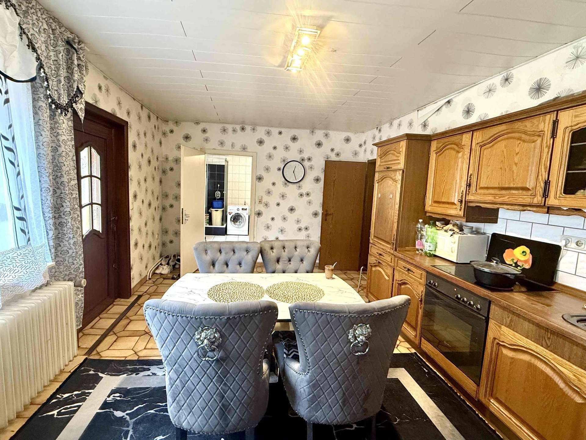 Immobilie in Südbrookmerland - Vielseitiges Wohn- und Geschäftshaus mit 3 Einheiten, kernsanierter Fleischerei & PV-Anlage - Bild 2