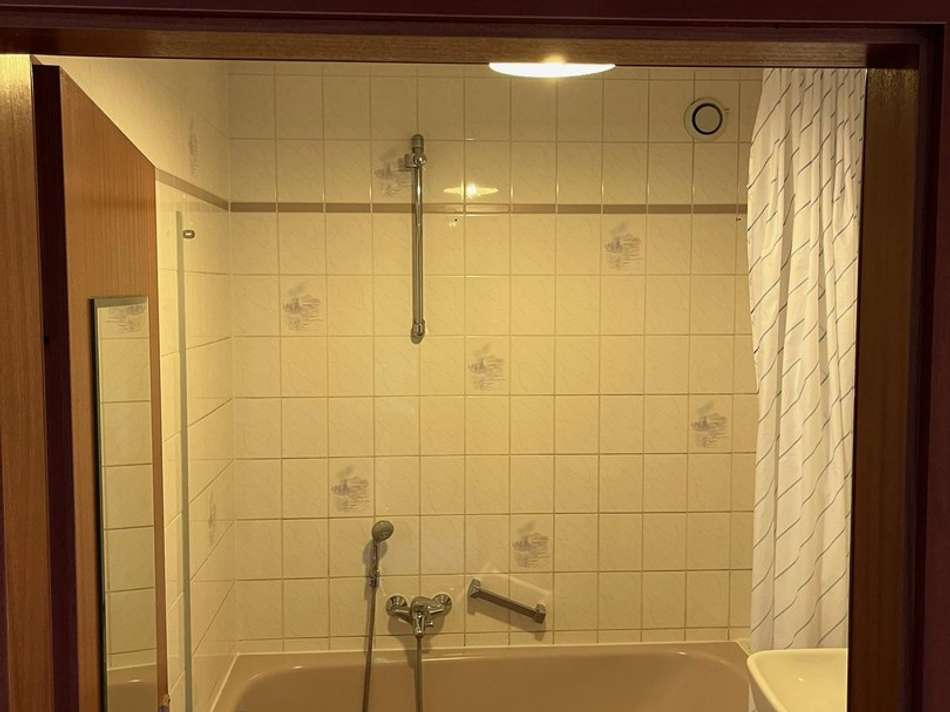 Badewanne m. Duschgarnitur