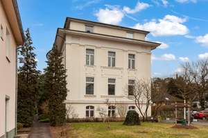 Großzügiges Wohnen im Grünen: 4-Zimmer-Wohnung in gepflegter Altbauvilla