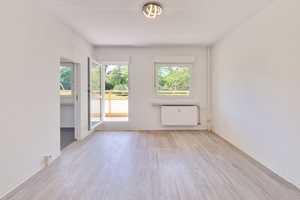 Große 1-Zimmer-Wohnung mit Balkon! Wir renovieren - Sie ziehen ein! Schon jetzt besichtigen! – Leutewitzer Ring 28, 1169 Dresden – Vorschaubild 1