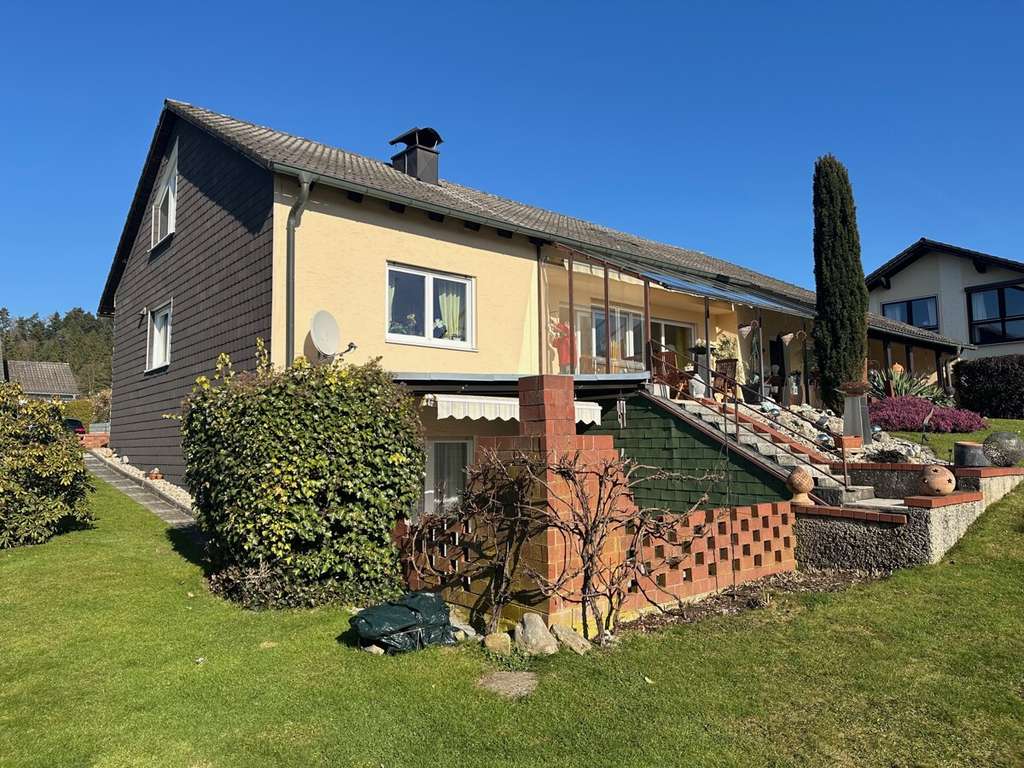 Immobilie in Metten - Metten b. Deggendorf: EFH m. Fernblick in bevorzugter Wohnlage u. 820 m2 traumhaftem Grundstück! - Bild 0