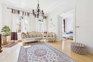 Helle Altbauwohnung mit Balkon, nahe der Adolfsallee und fußläufig zum Bahnhof !