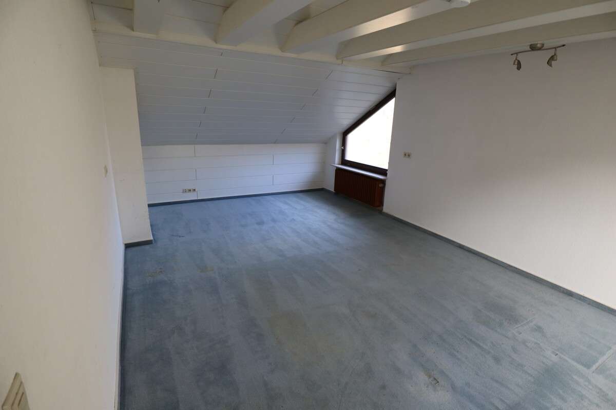 Immobilie in Ingelfingen - Großzügiges Einfamilienhaus mit vermieteter Einliegerwohnung, Garagen & naturnaher Ruhelage - Bild 1