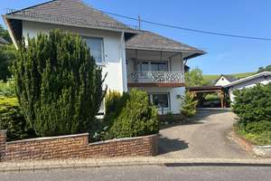 Privatverkauf: Familienfreundliches EFH mit Garten, zwei Garagen, Carport und viel Platz – Die vollständige Adresse der Immobilie erhältst du vom Anbieter., 56745 Volkesfeld – Vorschaubild 1