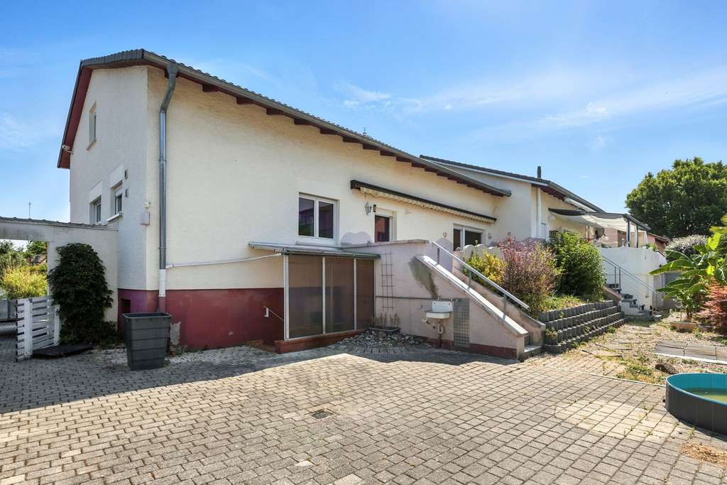 Immobilie in Rastatt - Doppelhaushälfte mit Drei Doppelgaragen und großem Grundstück in Rastatt - Bild 2