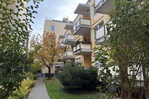 Zentral und ruhig wohnen im Westend: Hinterhaus mit Blick in den Innenhof, Balkon und TG-Stellplatz