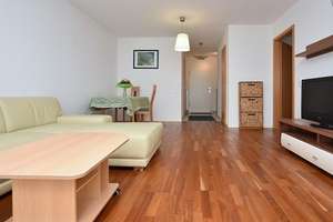Moderne 2-Zimmer- Wohnung (Baujahr 2008) mit Wintergarten in Stuttgart West, direkt an U-Bahn