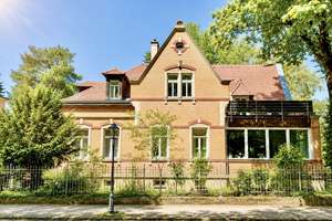 * Helle und sehr schöne 5-Zimmer-Wohnung in denkmalgeschützter Villa *