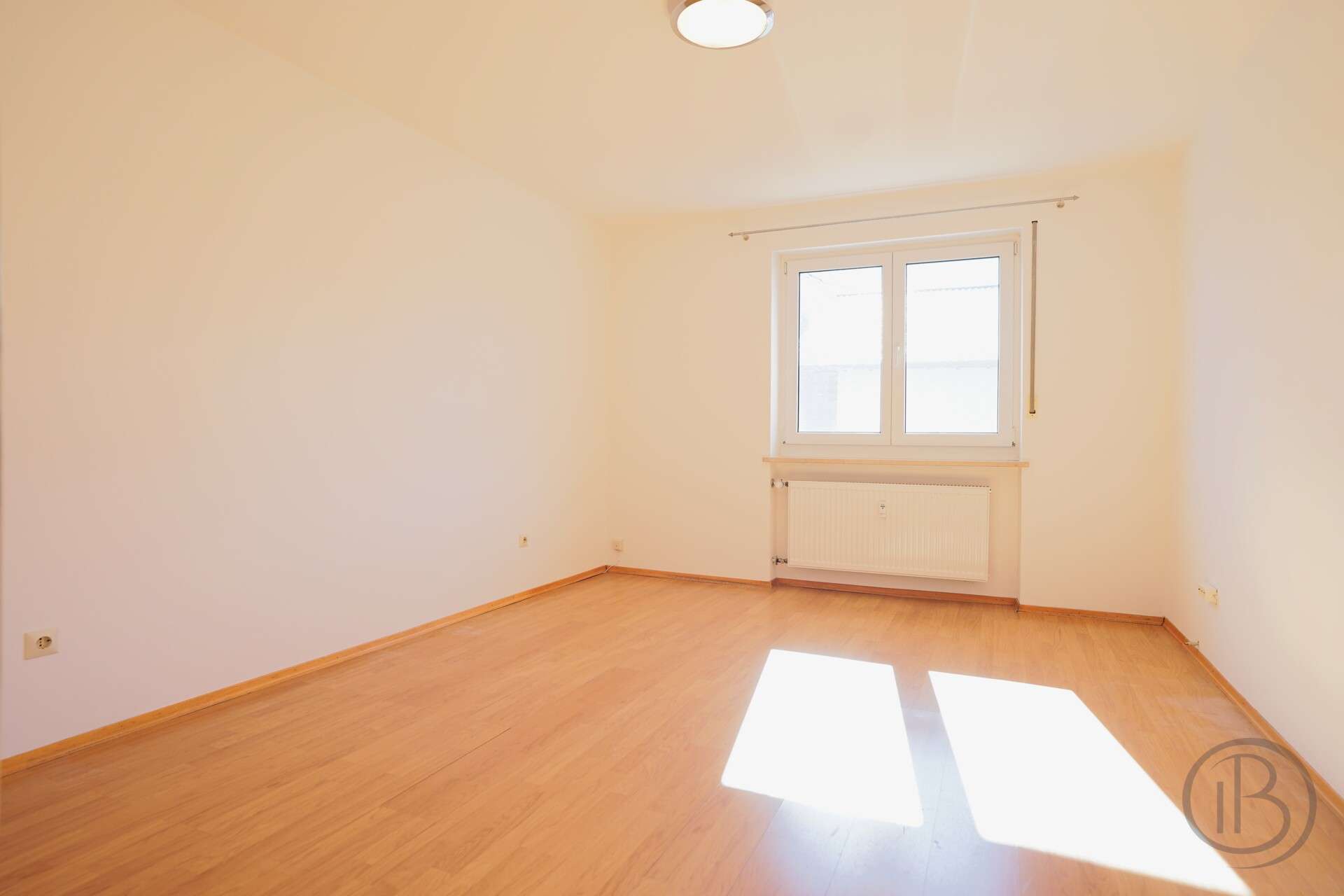 Immobilie in Siegsdorf - Zwei großzügige Wohnungen auf einer Ebene - flexibel verbindbar als Alternative zum Einfamilienhaus! - Bild 1