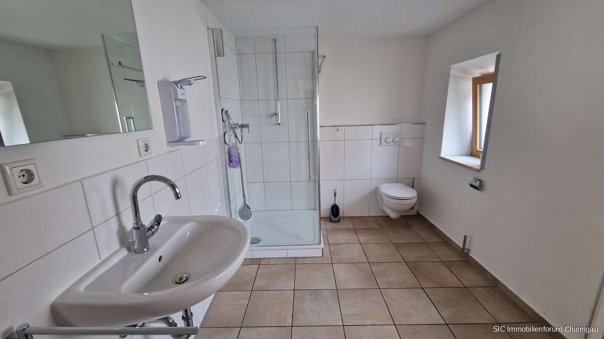 Immobilie in Obing - Ehemaliges Bauernhaus in zentraler Wohnlage mit 2 großen Wohnungen in Obing am See! - Bild 1