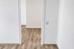 Moderne frisch renovierte Dachgeschosswohnung in gepflegtem Familienhaus – Rathenaustraße 3, 42277 Wuppertal – Vorschaubild 2