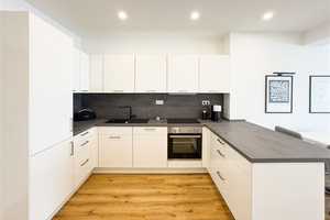 Frisch errichtetes, voll möbliertes 2-Zimmer-Apartment mit Garten – Düsseldorf – Vorschaubild 4
