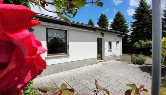 Bild von Großzügiges Grundstück mit Bungalow im Grünen