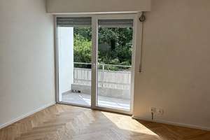 Modernisierte Wohnung mit hochwertigem Fischgrätparkett, Einbauküche und Balkon