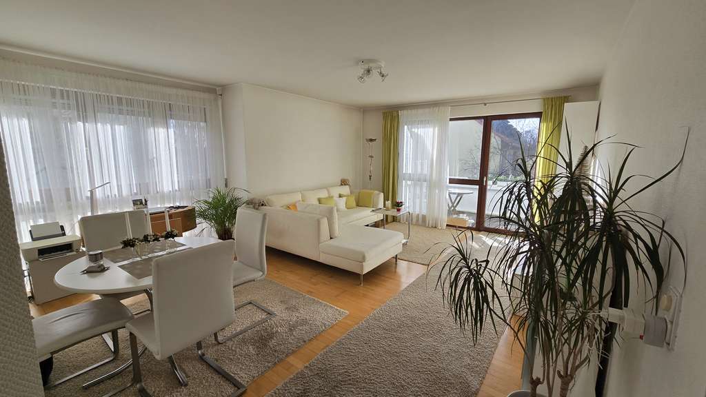 Bad Homburg-citynah! Helle 2 Zi Etw, 70 m² Wohnfl., gr. Süd/West Balkon,Tageslichtbad, EBK, PKW TG.