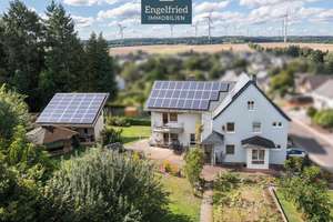 Gepflegtes Ein- bis Zweifamilienhaus mit PV-Anlage auf großem Grundstück in Ortsrandlage
