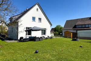 Energetisch modernisiertes Einfamilienhaus mit Carport und schönem Garten! – Die vollständige Adresse der Immobilie erhältst du vom Anbieter., 96482 Ahorn – Vorschaubild 2