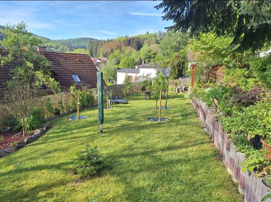 Immobilie in Schmitten - Großes Familiendomizil mit Einliegerwohnung in zentraler Lage mit Fernblick, Garten, Garage und Hof - Bild 2