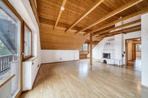 Bezugsfrei! Große 3-Zi.-DG-Whg. mit Südbalkon, Kachelofen und eigenem Gartenanteil, inkl. Garage