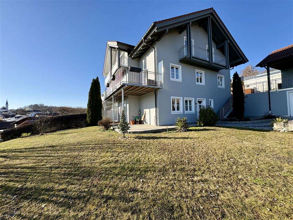 Immobilie in Marklkofen - Einziehen und wohlfühlen! DHH mit malerischem Ausblick auf den Steinberger See in Warth/Marklkofen - Bild 0