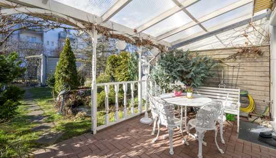 Bild von Luftig Wohnen | Reihenmittelhaus mit hohen Decken + kleinem Garten + Garage