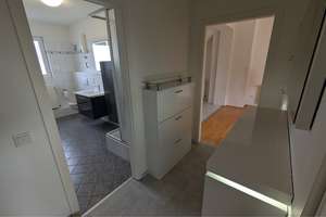 Gräfrath/Zentral - moderne 2-Zimmer-Dachgeschosswohnung mit Sonnenbalkon und traumhaftem Fernblick  – Jägerstraße 41, 42653 Gräfrath, Solingen – Vorschaubild 2