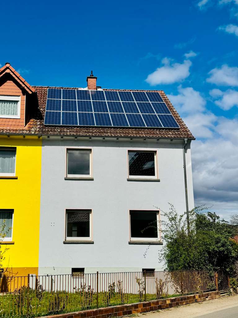 Immobilie in Gelnhausen - Doppelhaushälfte mit Potential, Garten und Carport - Bild 1